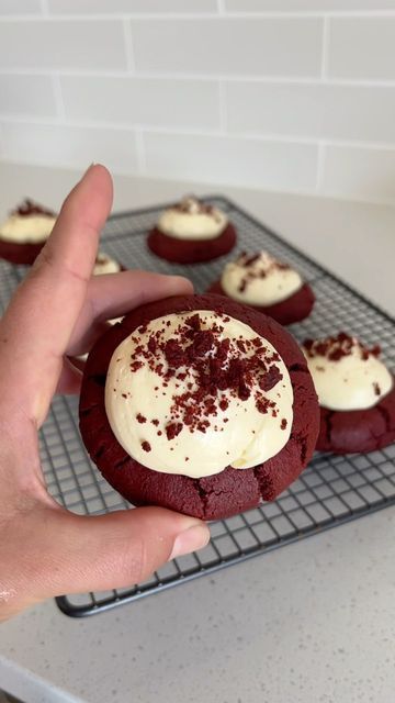 Galletas Red Velvet, Cookies With Cream Cheese Icing, New York Cookies, Cream Cheese Icing Recipe, Cookies With Cream Cheese, Red Velet, Velvet Cookies, Dutch Cocoa, Red Velvet Cookies