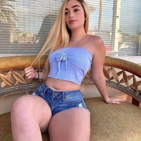 Chicas Venecas shared a post on Instagram: “😈🍷 . . #chicas #lindas #bellas #hermosas #bonitas #guapa #sensual #fitnes #modelo #angelical…” • Follow their account to see 575 posts. Mariam Olivera, Bunny Outfit, Rich Women, Curvy Women Jeans, Short Shorts, Girls Jeans, Skirt Outfits, Cool Girl, Kids Fashion