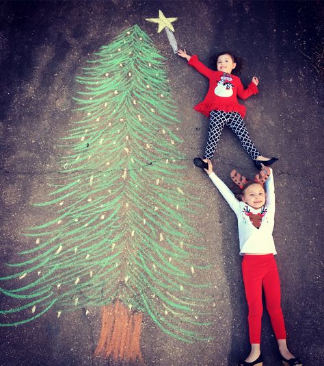 Chalk Pictures With Kids, Chalk Christmas Art, Christmas Sidewalk Chalk Art, Christmas Chalk Art, Chalk Art Christmas, Sidewalk Chalk Photos, Chalk Photography, Chalk Pictures, Chalk Photos