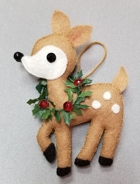 Reindeer Felt Ornaments, Felt Deer Ornament, Felt Christmas Stockings Ideas, Felt Deer Pattern, Christmas Deer Decorations, Felt Deer, Felt Reindeer, Hanging Christmas Ornaments, Sewn Christmas Ornaments