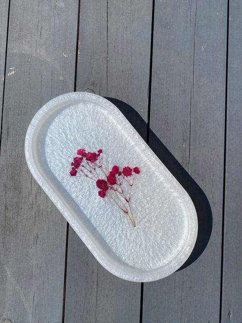 Small Resin Tray Ideas, Resin Jewellery Tray, Epoxy Ashtray, Resin Small Tray, Pink Resin Tray, Oval Tray Resin, Resin Decor, Diy Clouds, Resin Crafts Tutorial