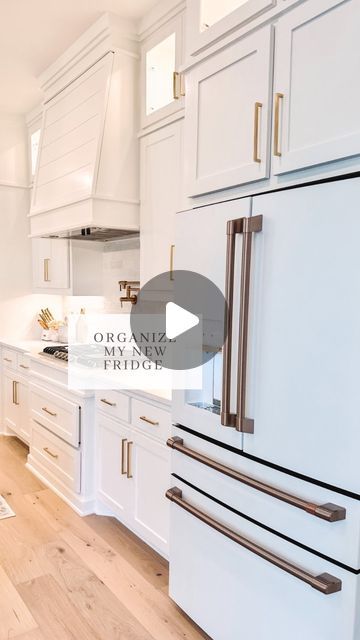 Sierra Honeycutt | Content Creator on Instagram: "Convince me a snack drawer on a fridge isnt a game changer with kids 😍 Comment “ Golden Days “ for the links to everything I used to organize in this video + the fridge model sent straight to your DM’s 💌 Organizing things can also be found on my Amazon Storefront 💕 #newfridge #fridgeorganization #organizingmyfridge #fridgegoals #cafefridge #amazonorganization #amazonfridgeorganization" Cafe Refrigerator Organization, Fridge Next To Door, Cafe Fridge Organization, Refrigerator Drawer Organization, Bespoke Fridge Organization, Ge Cafe Fridge Organization, Fridge Snack Drawer Organization, Drink Fridge Aesthetic, Kitchen Ideas Fridge