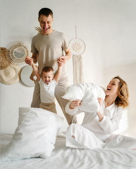 In Bed Family Photoshoot, Bed Family Photoshoot, Family Bedroom Photoshoot, Family Photos On Bed, Family Posing Guide, Bed Family, Family Photo Studio, Baby Birthday Photoshoot, Cosy Outfit