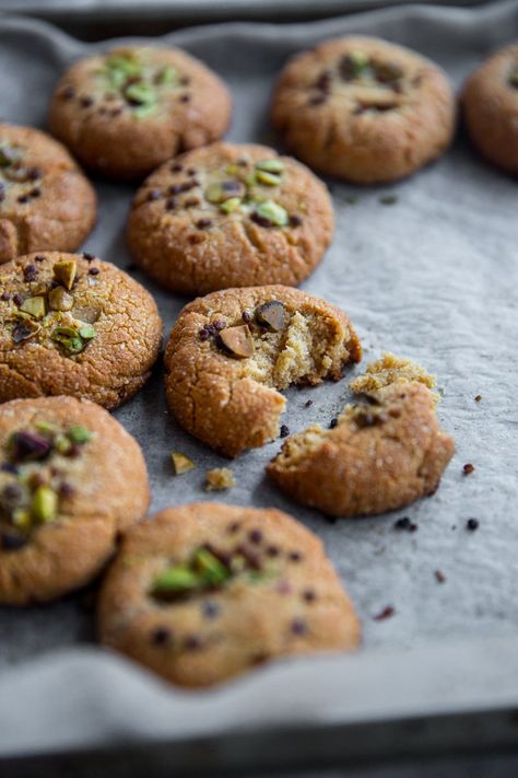 Vegan Cookies Gluten Free, Tahini Cookies Recipe, Tahini Cookies, Carob Chips, Vegan Cookies Recipes, Almond Meal, Flax Egg, Desserts Vegan, Salt Flakes