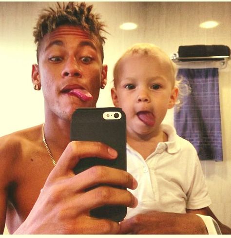 — Like father, like son ❤ Neymar Taking A Selfie, Neymar Child, Neymar Kid, Neymar Son, Hicks Und Astrid, Brazilian Soccer Players, Danny Ocean, Soccer Guys, Funny Profile Pictures