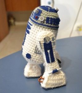 Free Mini R2D2 Pattern Amigurumi Pattern by Mia's Atelier blog. Today I’m… Crocheted Star, Star Wars Crochet, 4mm Crochet Hook, Needle Crafts, Crochet Stars, Crochet Amigurumi Free Patterns, Kids Projects, Crochet Amigurumi Free, Crochet Free