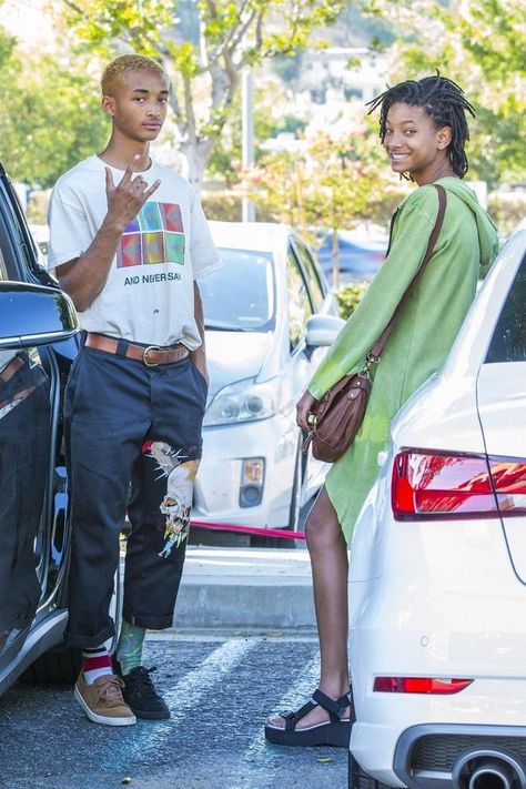 Jaden Smith and Willow Smith Jaden And Willow Smith, Jaden Smith And Willow Smith, Willow Smith And Jaden Smith, Jaden Smith Street Style, Erys Jaden Smith, Jaden Smith Fashion, Willow And Jaden Smith, Mismatched Socks, Smith Family