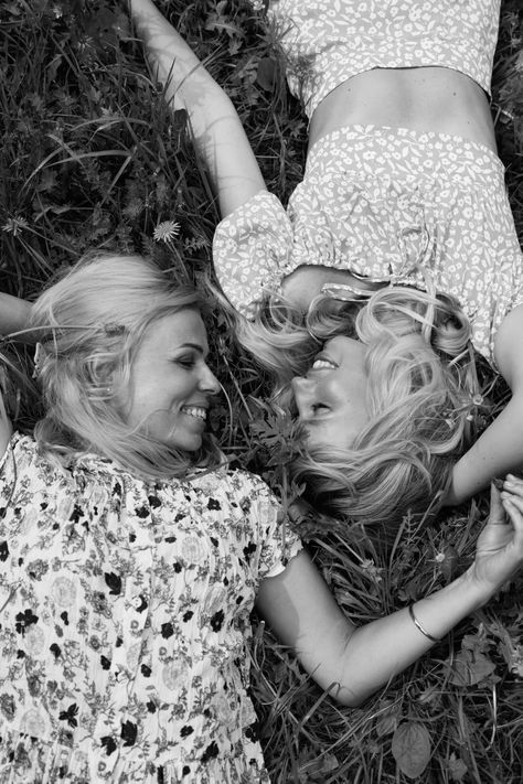 Family photography mother and daughter on the ground black&white Mother Teenage Daughter Photography, Daughter Photography, Family Photoshoots, Teenage Daughters, Mother And Daughter, Mom Kid, On The Ground, Family Portrait, White Photography