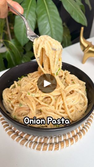 Onion Spaghetti, Red Chili Sauce, Unique Recipe, Pasta Water, Easy Pasta Dishes, Caramelized Onion, Spaghetti Recipes, Fresh Cream, Red Chili