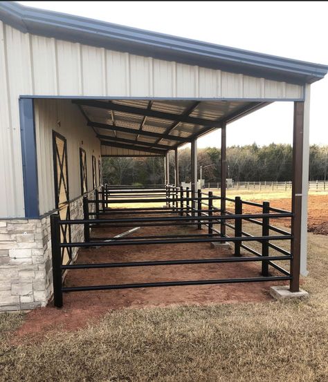 Mexican Horse Stables, Horse Stall Runs, Run In Shed With Tack Room, Horse Paddock Ideas Layout, Shop With Horse Stalls, Horse Stalls With Runs, Small Horse Pasture Ideas, Homemade Horse Stalls, Small Stables Design