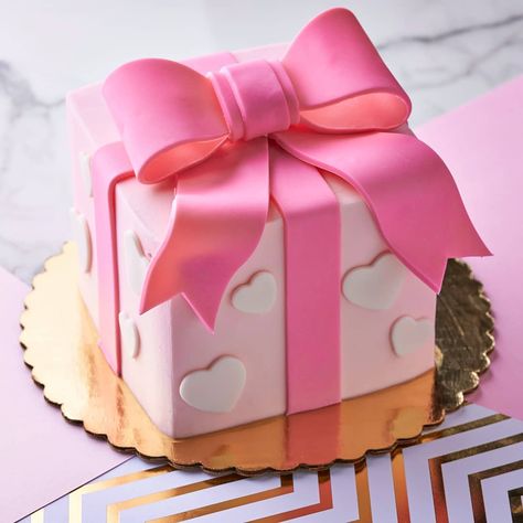 Sweetheart Birthday Cake, Present Birthday Cake, Birthday Cake Gift Box Ideas, Birthday Present Cake, Cakes Without Fondant, Golf Artwork, Pink Cake Box, Bow Cake, Bolo Red Velvet