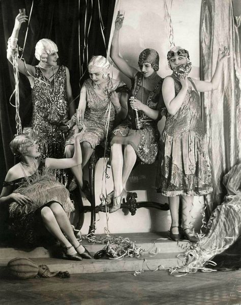 VINTAGE PHOTOGRAPHY: Party time 1928 1920s Party Photos, 1920s Flapper Aesthetic, Flapper Aesthetic, Charleston 1920s, 1920 Party, 20s Aesthetic, 1920s Aesthetic, 20s Dress, Bessie Love