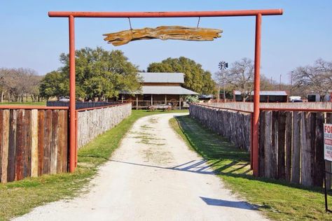 Horse ranch entry way Ranch Entrance Ideas, Horse Pens, Barn Layout, Ranch Gates, Dream Horse Barns, Farm Gate, Stable Door, Fencing & Gates, Dream Barn