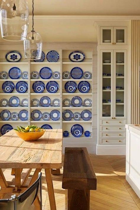 Unique Dining Room, Plate Wall Decor, Style Deco, Plate Display, Beautiful Plates, Celebrity Houses, Home Trends, Gwyneth Paltrow, California Homes