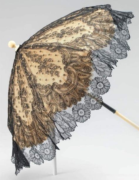 Victorian Fashion Aesthetic, Lace Parasol, Strawberry Wine, Xmas Wishes, Victorian Ladies, Neo Victorian, Umbrellas Parasols, Victorian Women, Chantilly Lace