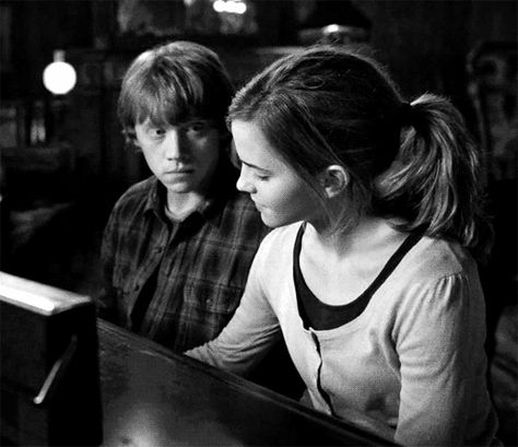 He waited until the perfect moment to ask out Hermione. | Community Post: 13 Reasons Ron Weasley Is The Most Underrated Best Friend Ever Photo Harry Potter, Ron E Hermione, Ron Y Hermione, Hery Potter, Ronald Weasley, Rupert Grint, Ron And Hermione, Harry Potter Gif, The Way He Looks