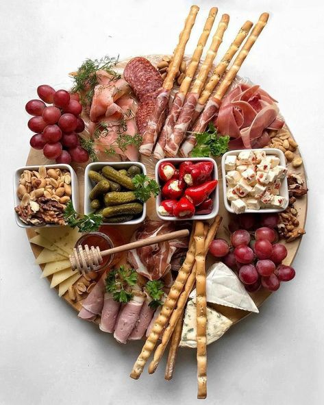 Charcuterie Inspiration, Snack Board, Party Food Platters, Charcuterie Recipes, Läcker Mat, God Mat, Deilig Mat, Cheese Platters, Party Food Appetizers