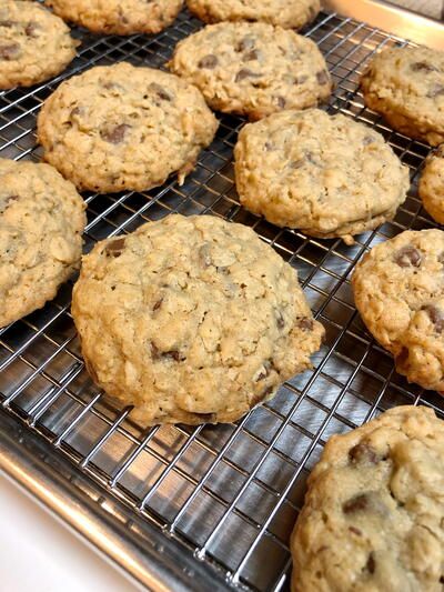 Blue Ribbon Oatmeal Chocolate Chip Cookies Oatmeal Chocolate Chip Cookies Recipe, Oatmeal Chocolate Chip Cookie Recipe, Homemade Churros, Holiday Desserts Table, Italian Recipes Dessert, Chocolate Chip Cookies Recipe, Easy Chocolate Chip Cookies, Oatmeal Chocolate Chip, Oatmeal Chocolate