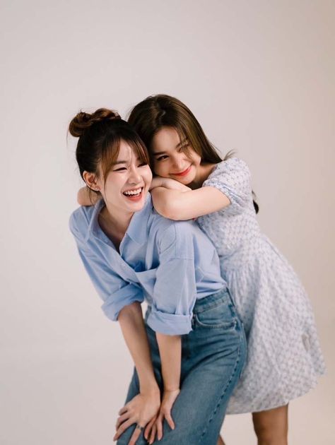 Besties Ideas, Group Photo Poses, Group Picture Poses, Studio Photoshoot Ideas, Sisters Photoshoot Poses, Sister Poses, Bff Poses, Friendship Photoshoot, Sisters Photoshoot