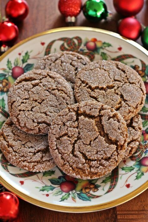 Pinch of Cayenne Chewy Gingerbread Cookies - Jam Hands Gingersnap Cookies Chewy, Ginger Snap Cookies Recipe, Chewy Gingerbread Cookies, Ginger Bread Cookies Recipe, Jam Cookies, Festive Desserts, Cookie Ball, Recipes Cake, Ginger Snap Cookies