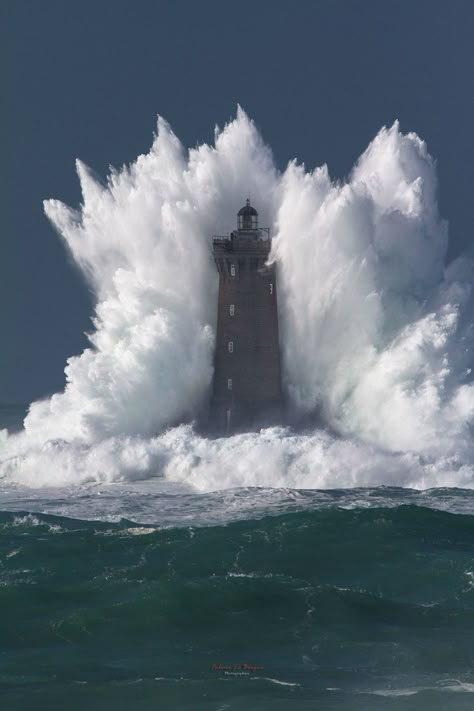 Wave bigger than the lighthouse it's hitting - Imgur No Wave, Huge Waves, Lighthouse Pictures, Beautiful Lighthouse, Foto Tips, Light The Way, Light Houses, Light House, Outdoor Fire