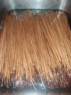 Drying Pine Needles, Pineneedle Baskets Diy, Diy Pine Needle Baskets, Pine Needle Basket Weaving, Pine Needle Baskets How To Make, Pine Needle Weaving, Pine Straw Baskets, Pineneedle Crafts, Pine Needle Crafts