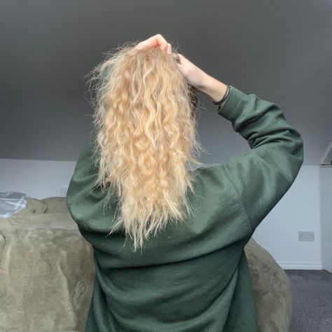 High Curly Ponytail, Hair Styles Ponytail, Blonde Hair Styles, Styles Ponytail, Curly Blonde Hair, Curly Hair Ponytail, Blonde Ponytail, Fyp Aesthetic, Blonde Curly Hair