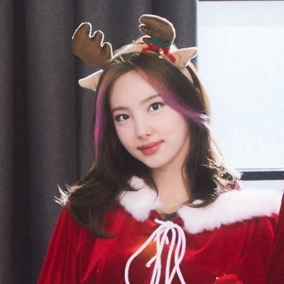 Nayeon Christmas Icon, Nayeon Christmas, Kpop Xmas, Holiday Pfp, Xmas Pfp, Christmas Kpop, Christmas Pfps, Kpop Christmas, Gothic Music