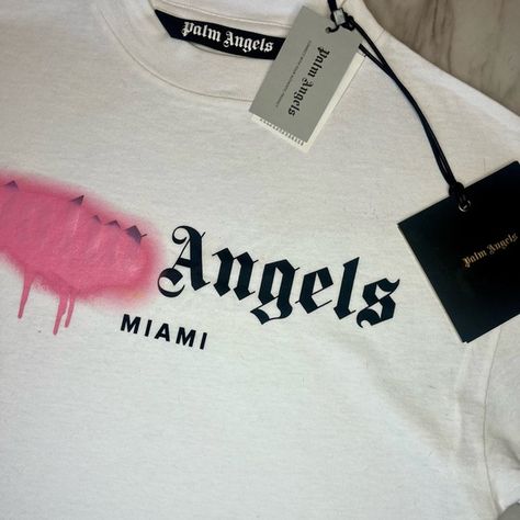 White Palm angels tee with a pink spray paint design Palm Angels Tshirt Women Outfit, Pink Palm Angels Shirt, Pink Palm Angels Outfit, Plam Angels T Shirt, Palm Angels Aesthetic, Spray Paint Clothes, Angel Aesthetic Outfit, Palm Angels Outfit, Palm Angels Tshirt