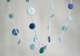 Crochet necklace with buttons #etsycraftparty  http://etsyrussianteam.blogspot.com/2016/06/button-necklace-to-crochet-this-summer.html Button Garland, Diy Button Crafts, Crochet Button, Happy Jewelry, Button Necklace, Diy Buttons, Crochet Buttons, Crochet Bracelet, Button Art