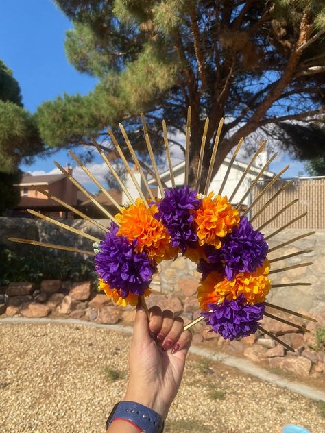 Day Of The Dead Flower Crown, Dia De Los Muertos Party Ideas, Dead Costume, Hispanic Culture, Sugar Skull Makeup, Skull Makeup, Kinds Of Colors, Manualidades Diy, Fancy Hairstyles