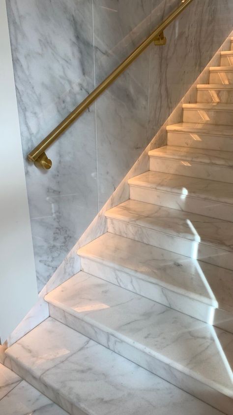 Botique Interiors, Stairs Tiles Design, درابزين السلم, Aesthetic Dressing, Glass Handrail, درج السلم, Marble Flooring Design, Circular Stairs, Foyer Staircase