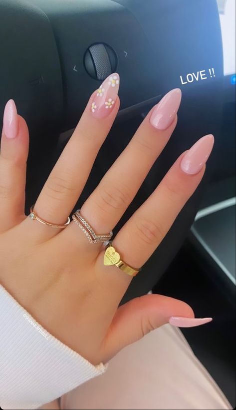 Almond Nails Ring Finger Design, Pink Flower Nails Aesthetic, Pink Almond Nails Flower Design, Nail Ideas For Short Nails Spring, Cute Almond Nails Design Simple Pink, Cute Pink Nails Almond Shape, Baby Pink Spring Nails, Pastel Pink Nails Design Simple, May Nail Inspo Almond