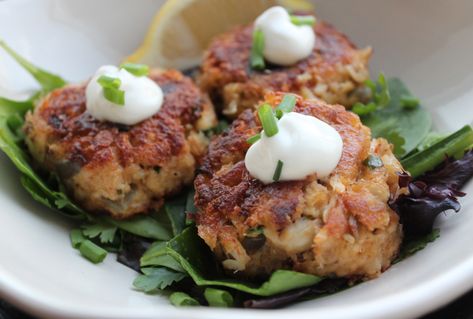 Crab Cake Recipe Easy, Starters For Dinner, Crab Cakes Easy, Cakes Simple, Cakes Easy, Crab Cake Recipe, Party Snack Food, Crab Cake, Shellfish Recipes