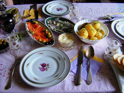 Russian table setting Russian Table Setting, Home Table Setting, Russian Breakfast, Russia Food, European Breakfast, Turkish Village, Dream House Garden, Fancy Food, European Food