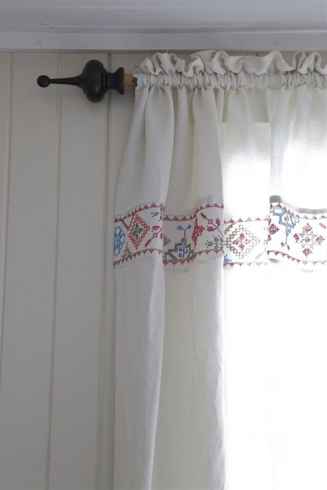 embroidered curtains Cottage Style Interiors, Article Furniture, Whimsical Home, Scandinavian Folk Art, Window Decoration, Romantic Homes, Scandinavian Interior, Stitch Embroidery, Living Room Inspiration