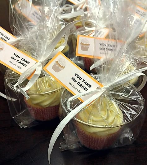 Cupcakes for teacher appreciation week Gifted Teacher, Pta Gifts, High Funny, Volunteer Quotes, Team Appreciation, Teacher Morale, Employee Rewards, Teachers Week, Staff Appreciation Week