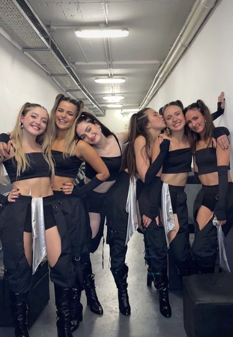 Dance Outfits Hip Hop Aesthetic, Group Dance Outfits, Dance Hip Hop Outfits, Dance Comp Costumes, Dance Costumes Aesthetic, Dance Career Aesthetic, Dance Outfits Aesthetic, Dancer Outfits Aesthetic, Hiphop Dance Outfit Dancers