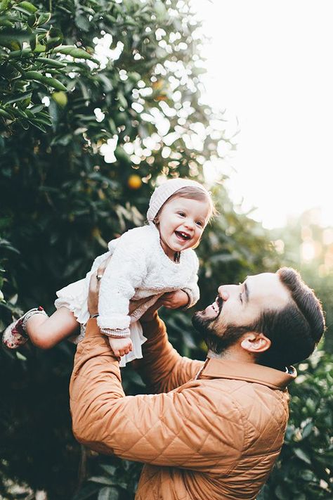 10 Photo Ideas Celebrating Dad Baby Sleep Problems, Foto Baby, Baby Tips, Pregnant Mom, Family Posing, Shooting Photo, Photo Couple, Father Daughter, Trendy Baby