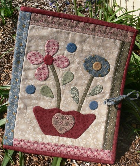 carpeta del proyecto de jo – Gail Pan Designs Gail Pan Designs, Aplique Quilts, Fabric Book Covers, Textile Art Embroidery, Quilt Block Patterns Free, Flower Quilts, Miniature Quilts, Picture Quilts, Free Quilt Patterns