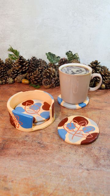 Air Dry Clay Coasters, Diy Backdrop Ideas, Clay Coasters, Coasters Design, Ideas For Parties, Easy Clay Sculptures, Clay Items, Clay Inspo, Painted Pots Diy