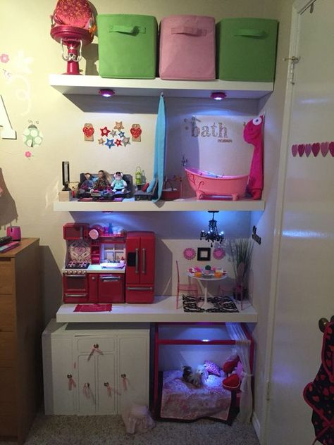 Can't stand toys and books everywhere in your house? Try these 34 toy storage ideas & kids room organization hacks to transform your kids' messy room. American Girl Storage, Doll Organization, Toy Storage Ideas, Doll Storage, American Girl Doll House, Generation Dolls, Baby Storage, American Girl Doll Diy, Ikea Shelves