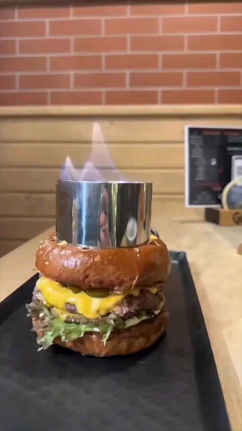 Fire burger Best Burger Recipe, Menue Design, Food Videography, Food Trip, Fire Food, Burger Restaurant, Gourmet Burgers, Easy Food Art, Burger Bar