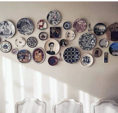 Silver Plates On Wall, Plate Wall In Kitchen, Wall Of Plates, Hanging Plates On The Wall Ideas, Vintage Plates On Wall, Antique Plate Wall, Lime Green Decor, Plate Wall Display, Plates On The Wall