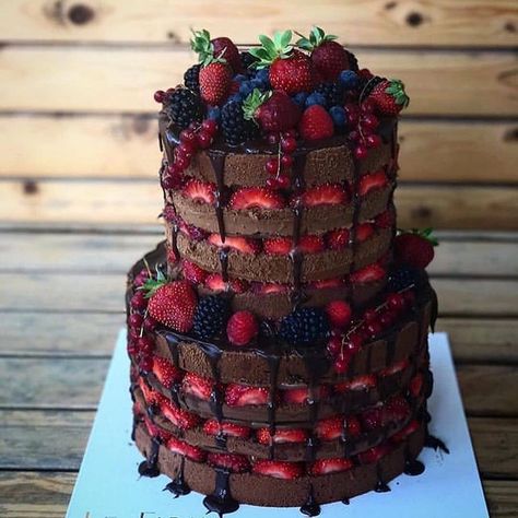 ℂ𝕒𝕜𝕖𝕤 𝕒𝕟𝕕 𝕞𝕠𝕣𝕖! on Instagram: “Love or hate? 🍰 . -----------Follow------------- 1. @fanciestfoods 🍰 2. @fanciestcakes 🍩 ----------------------------------- .…” Wedding Cake Chocolate Strawberries, Strawberry Wedding Cakes, Wedding Strawberries, Chocolate Strawberry Cake, Friends Cake, Chocolate Wedding Cake, Chocolate Strawberry, Brownie Cake, Just Cakes