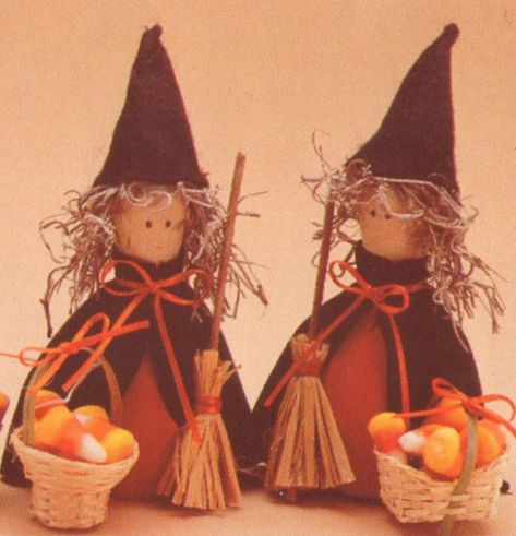 Turn bowling pins into these festive witches for Halloween! This is a downloadable (non paper) pattern. For questions about yarn requirements, please contact us. After your purchase, you may download the pattern from your account. Diy Bowling Pins, Bowling Ball Crafts, Bowling Pin Crafts, Diy Bowling, Duck Pins, Mary Maxim, Home Decor Hooks, Burlap Crafts, Bowling Pins