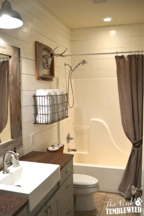 21 Gorgeous farmhouse style bathrooms you will love Small Farmhouse Bathroom, Rustic Farmhouse Bathroom, Rustic Bathroom Designs, Bad Inspiration, Rustic Bathroom Decor, Rustic Bathrooms, Boys Bathroom, Farmhouse Bathroom Decor, Rustic Bathroom