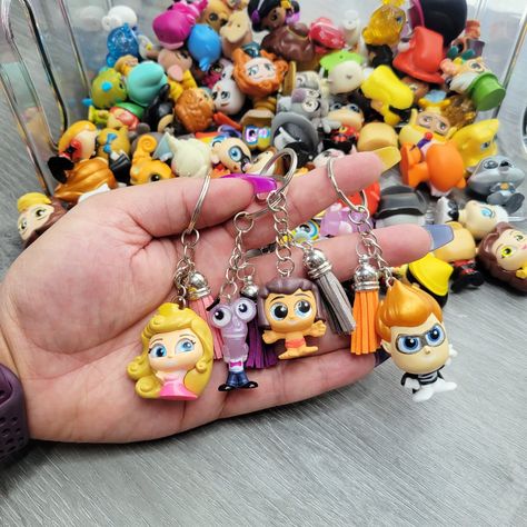 Doorables Disney Display Diy, Disney Doorables Keychain, Gifts For Disney Adults, Disney Princess Diy Crafts, Disney Doorables Keychain Diy, Disney Crafts To Sell, Disney Keychain Diy, Doorables Disney Display, Disney Doorables Crafts