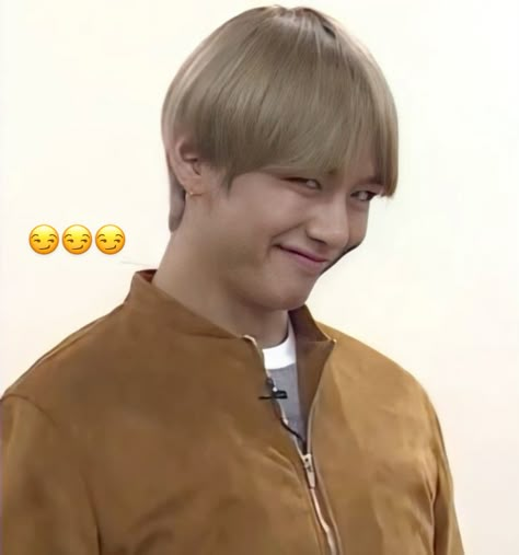 Bts Memes Funny Reactions, Bts V Funny Pic, V Funny Photo, Kim Taehyung Funny Faces, Bts Meme Face Funny, Bts Funny Pics Faces, Taehyung Funny Photos, V Funny Face, Taehyung Weird