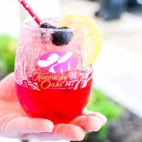 The Oaks Lily: The Signature Drink of the Kentucky Oaks - JCP Eats Kentucky Derby Food, Kentucky Food, Derby Recipe, Kentucky Derby Themed Party, Derby Party Food, Kentucky Derby Party Food, Kentucky Oaks, Derby Ideas, Party Cocktails